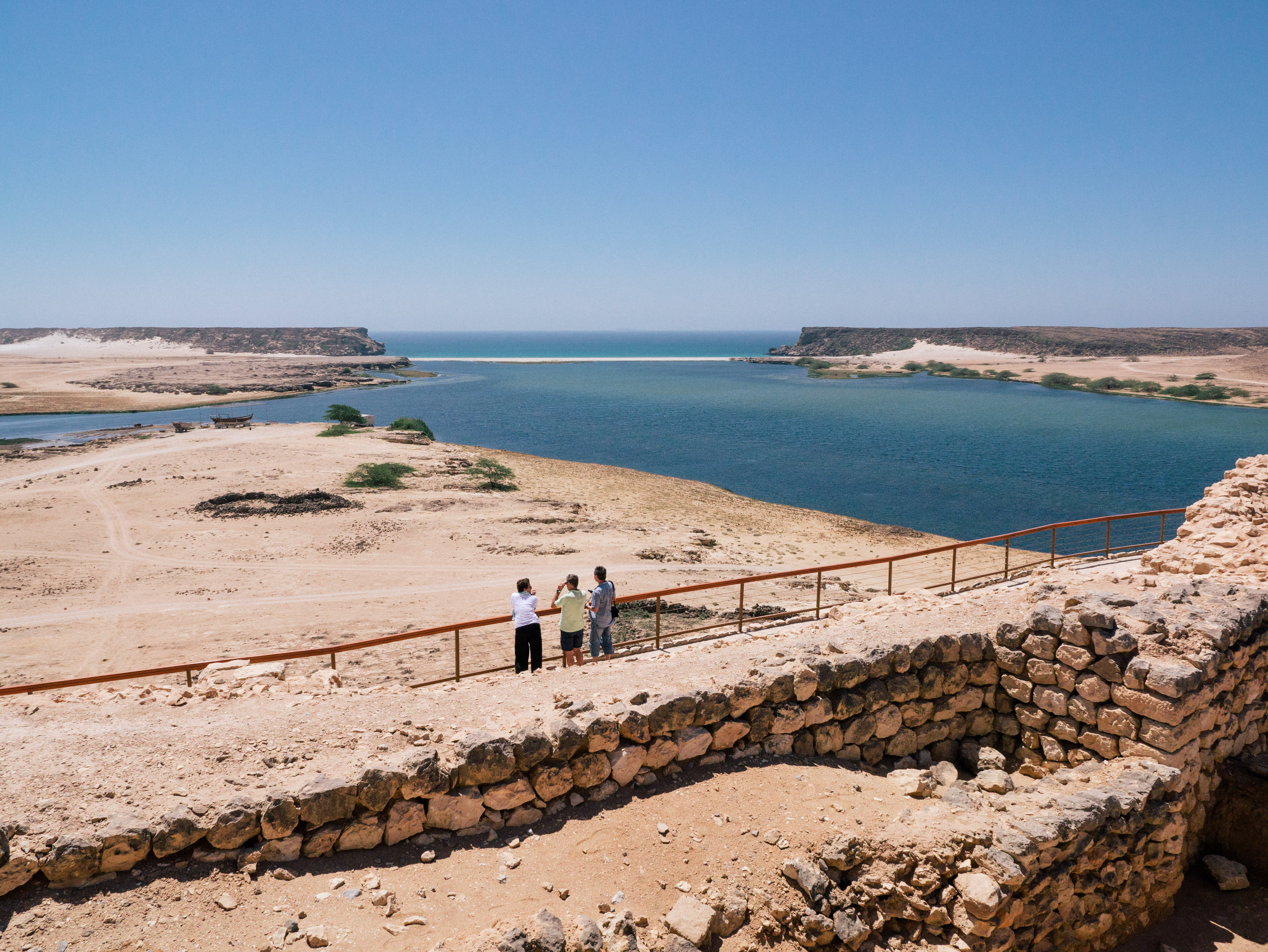 خور روري والحاجز الرملي الفاصل بينه وبين البحر