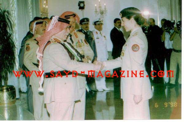 الاميرة بسمة تصافح الملك حسين