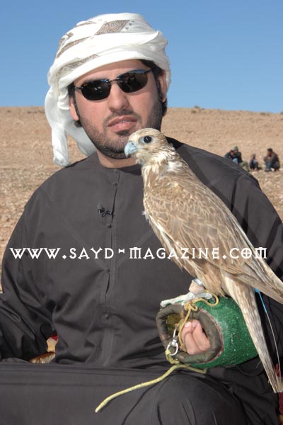 طار ق الزرعوني يحمل الصقر على يده