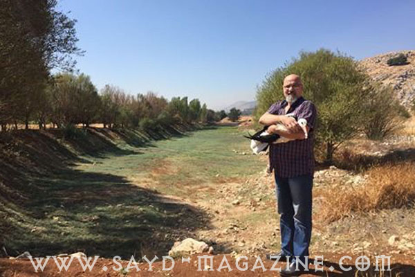 بالصور والفيديو "صياد مسؤول ينقذ طائر اللقلق" هذه اخلاق الصيد