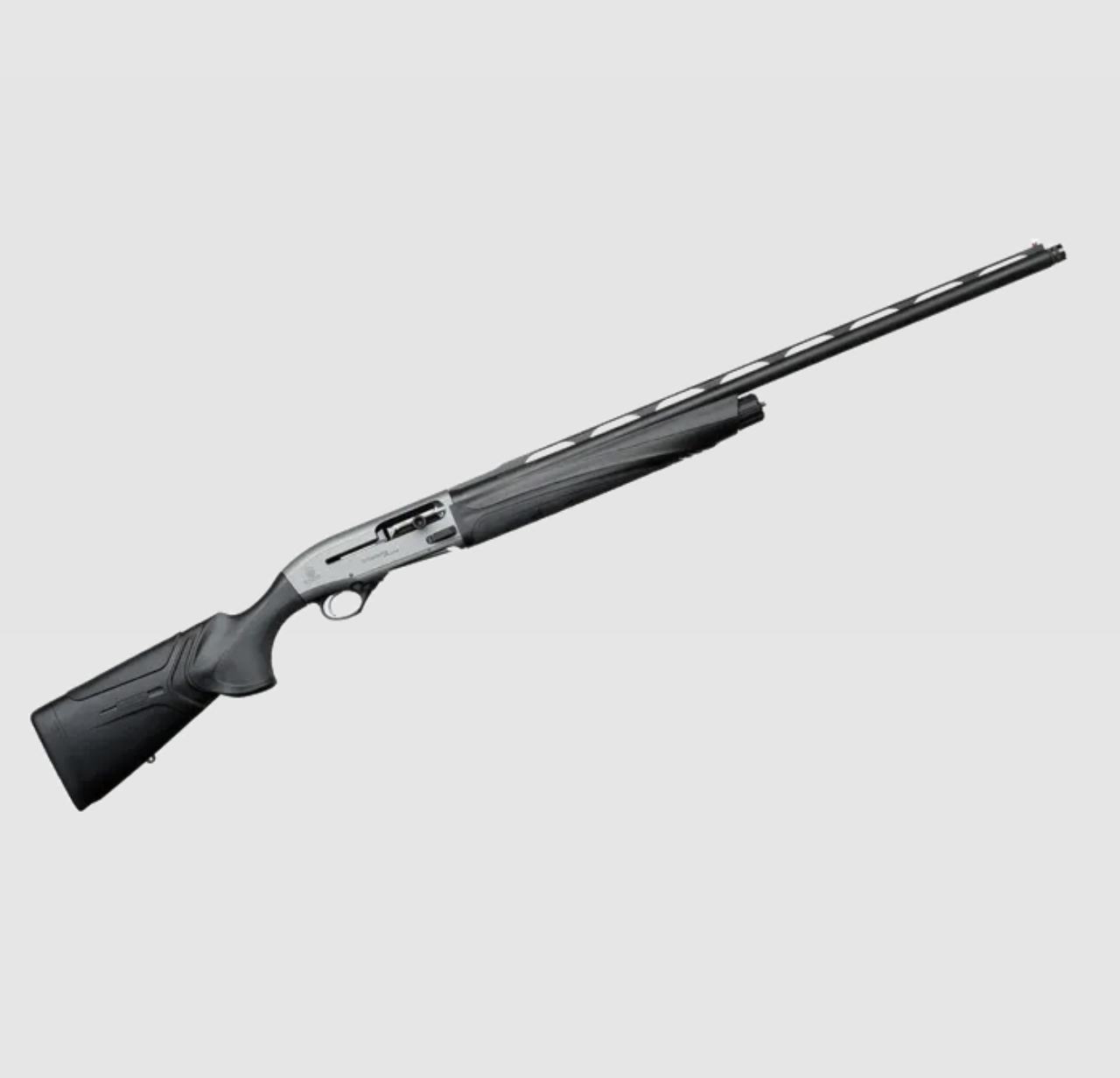 Beretta A400 Xtreme Plus، صورة استوديو بأخمص أسود وعلبة فضية
