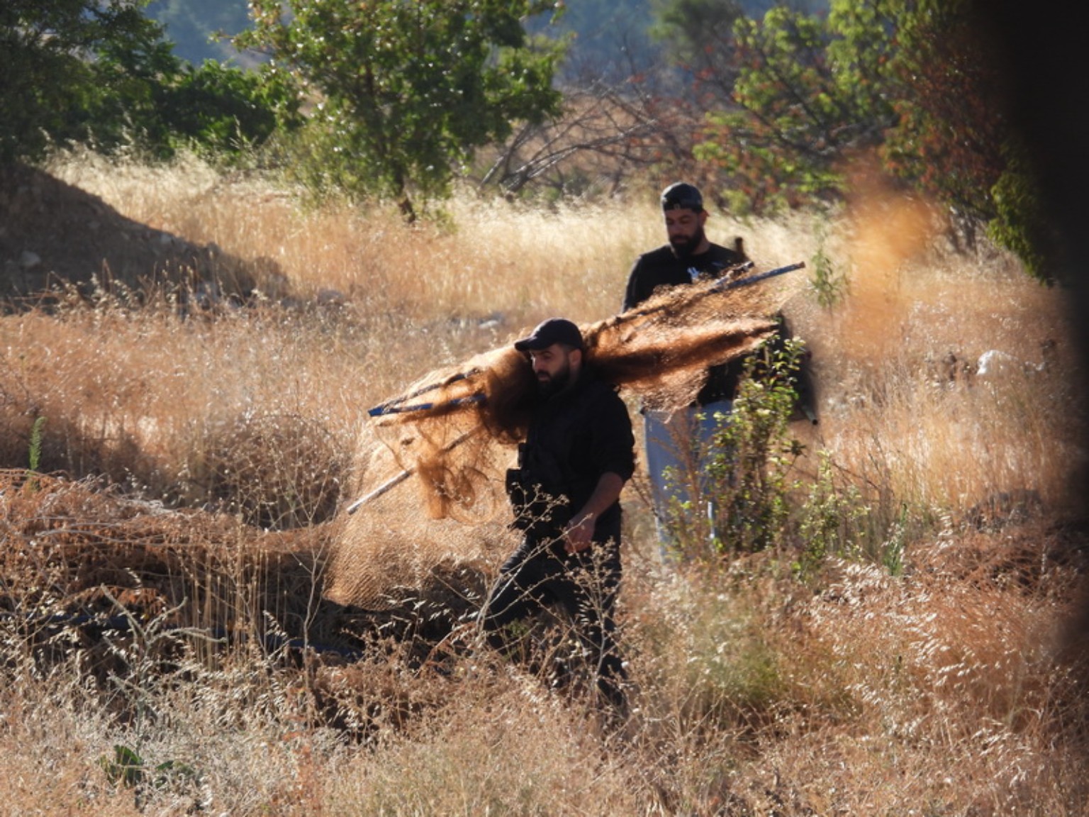 Transport des filets saisis à travers un terrain accidenté.