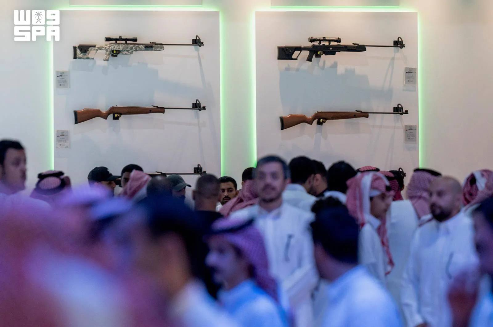 بنادق معروضة أمام زوار معرض الصقور والصيد السعودي الدولي — صورة أرشيفية.