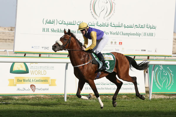 منال فخراوي بطلة كأس الشيخة فاطمة بنت مبارك للقدرة، في مهرجان منصور بن زايد العالمي  للخيول.